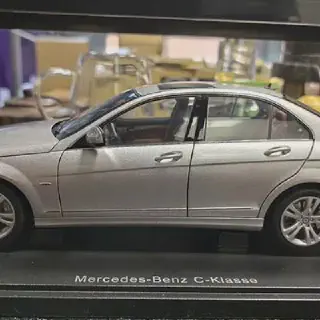 /img/53057-mercedes-w204-diecast-display.webp