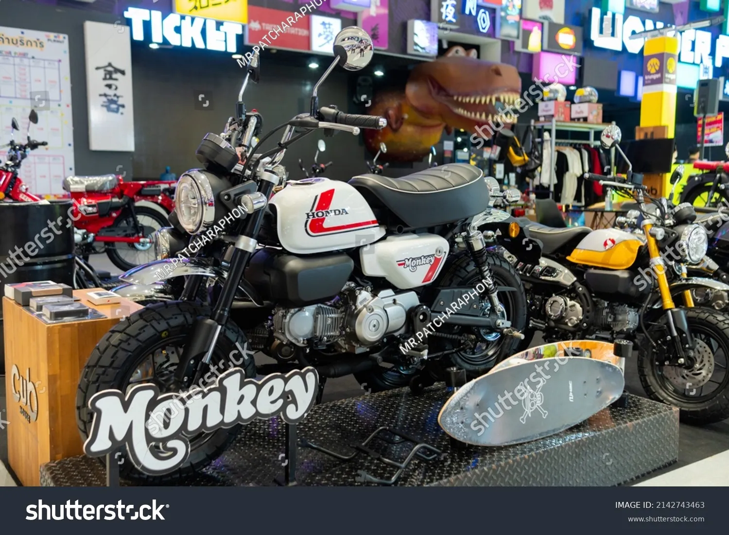 53078 diecast car shop interior