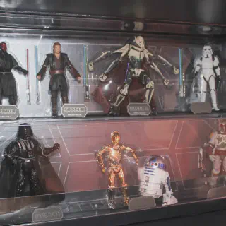 /img/53181-diecast-star-wars-figures-display.webp