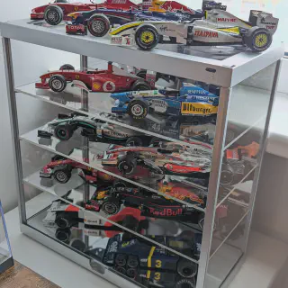 /img/53211-f1-diecast-display.webp