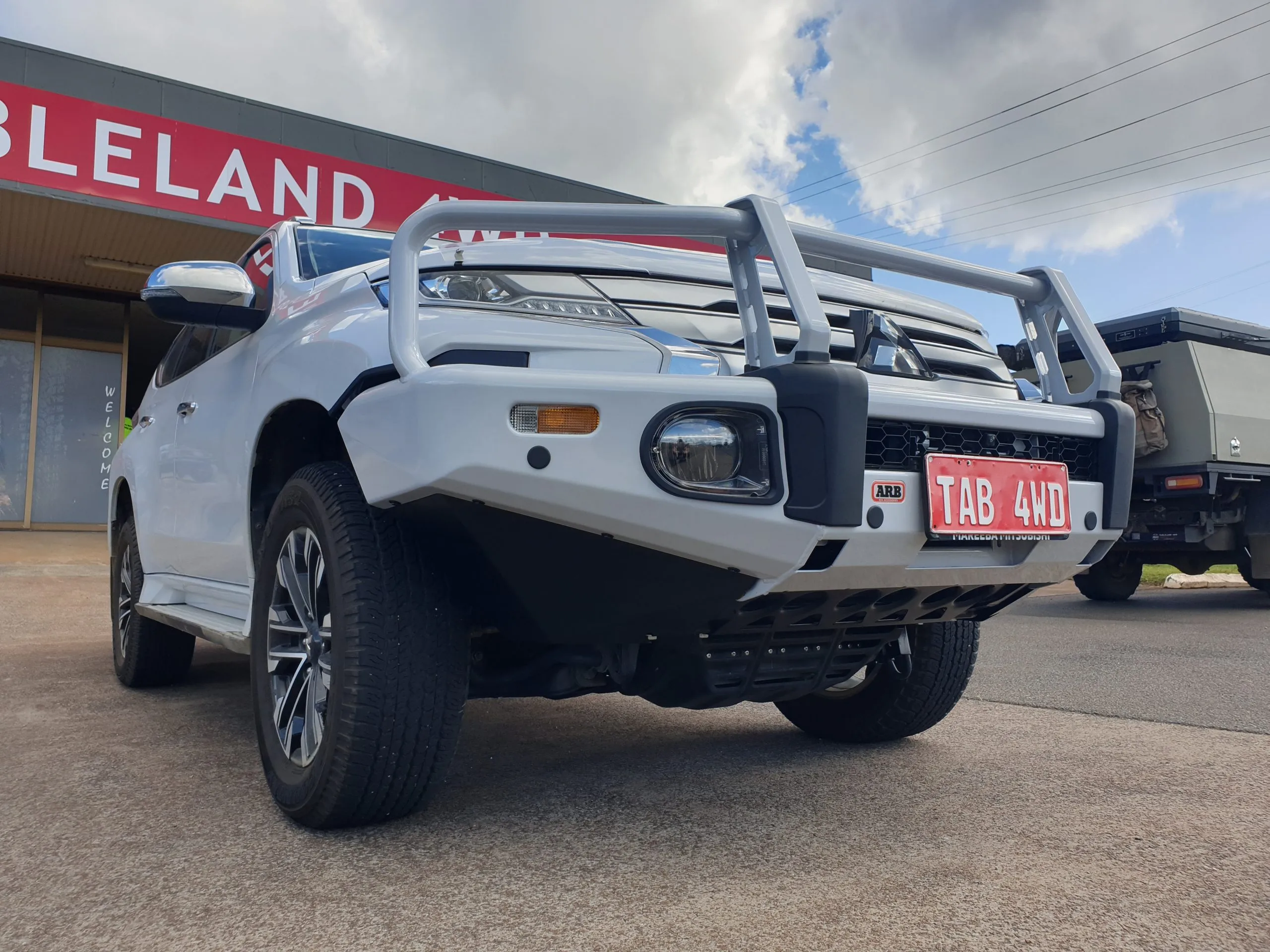 53266 pajero sport diecast detailed