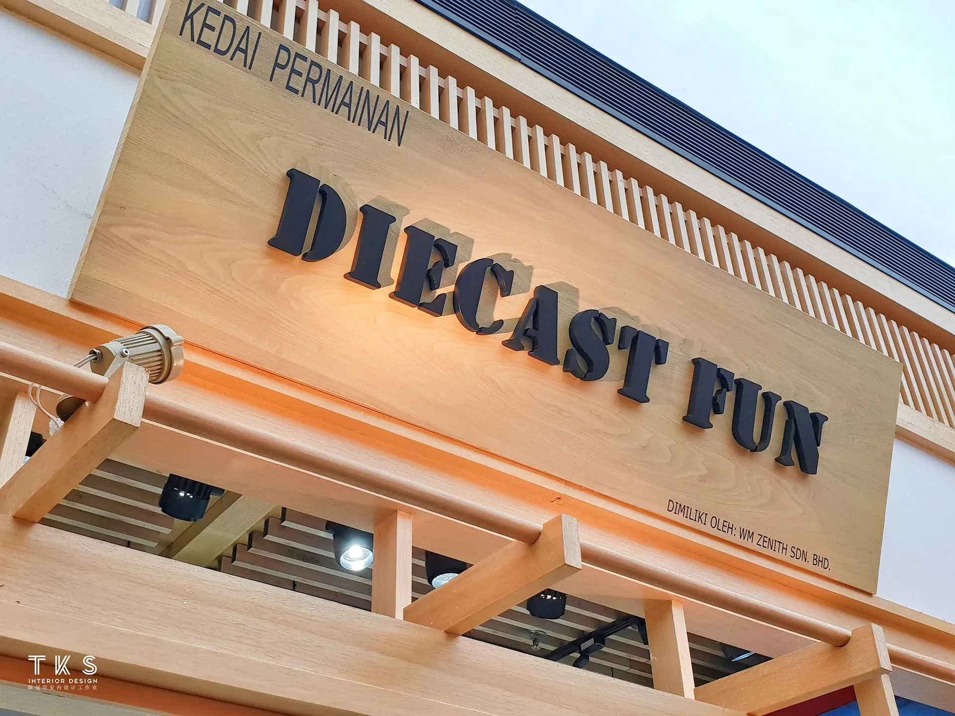 53296 collectors examining diecast