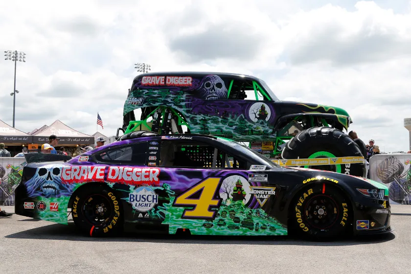 53322 kevin harvick grave digger diecast 4