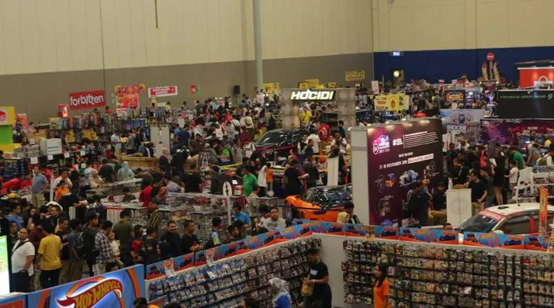 /img/53362-diecast-expo-crowd.webp