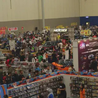 /img/53362-diecast-expo-crowd.webp