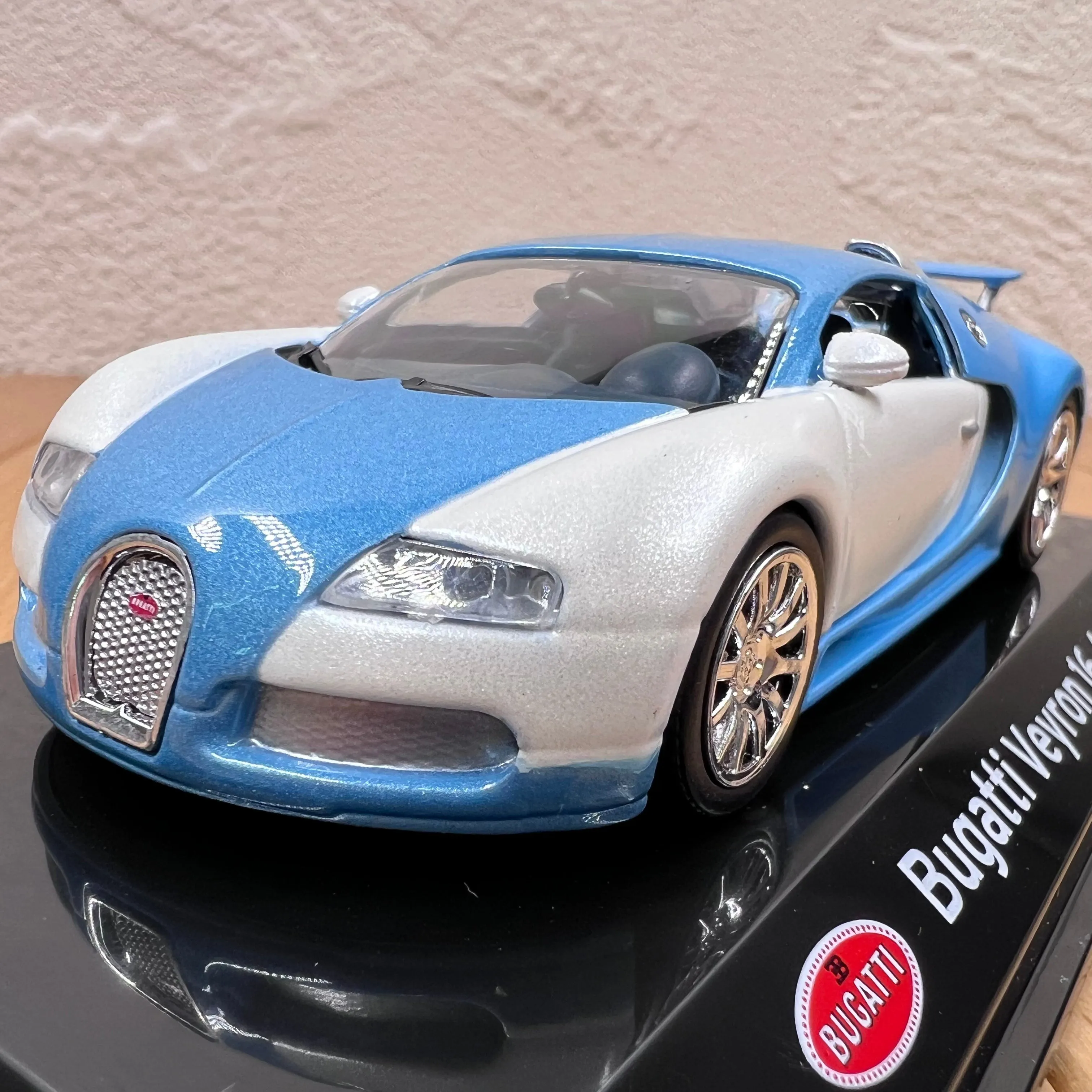 /img/53370-bugatti-veyron-diecast-display.webp